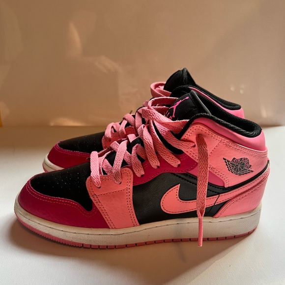 Air Jordan 1 Mid Black and Pink - Picture 4 of 8